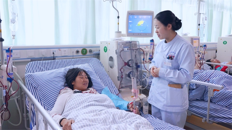 開陽縣人民醫院腎內科護士長李太宇與患者交流.jpg