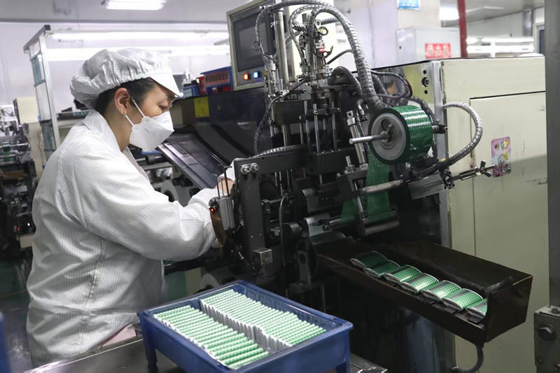 貴州貴航新能源科技有限公司生產(chǎn)車間，一臺臺鋰離子電池智能生產(chǎn)設(shè)備高效運(yùn)轉(zhuǎn)。 邱雪 攝.jpg