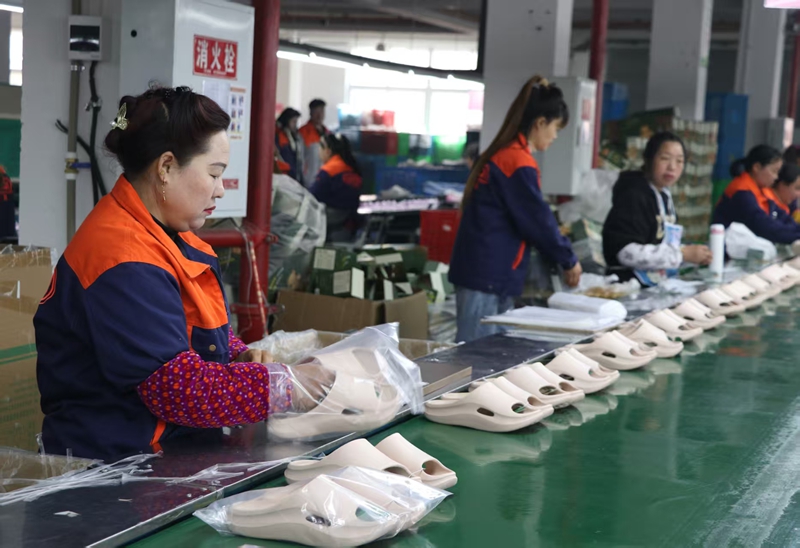 卡庫其（貴州）智能家居有限公司車間內(nèi)機(jī)臺轟鳴，流水線高效運(yùn)作，企業(yè)正全力趕制一季度訂單。 邱雪 攝.jpg