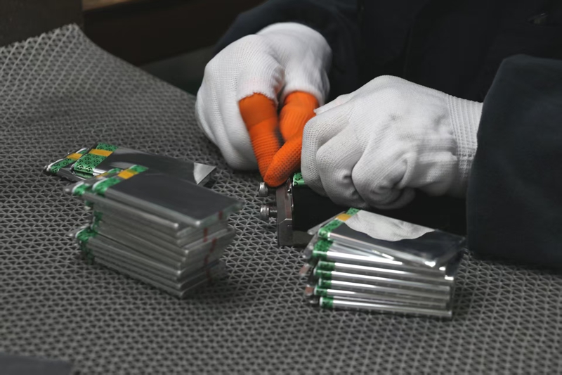 貴州貴航新能源科技有限公司生產(chǎn)車間，一臺臺鋰離子電池智能生產(chǎn)設(shè)備高效運(yùn)轉(zhuǎn)，工人們有序開展配料、涂片、封裝等工序。 邱雪 攝