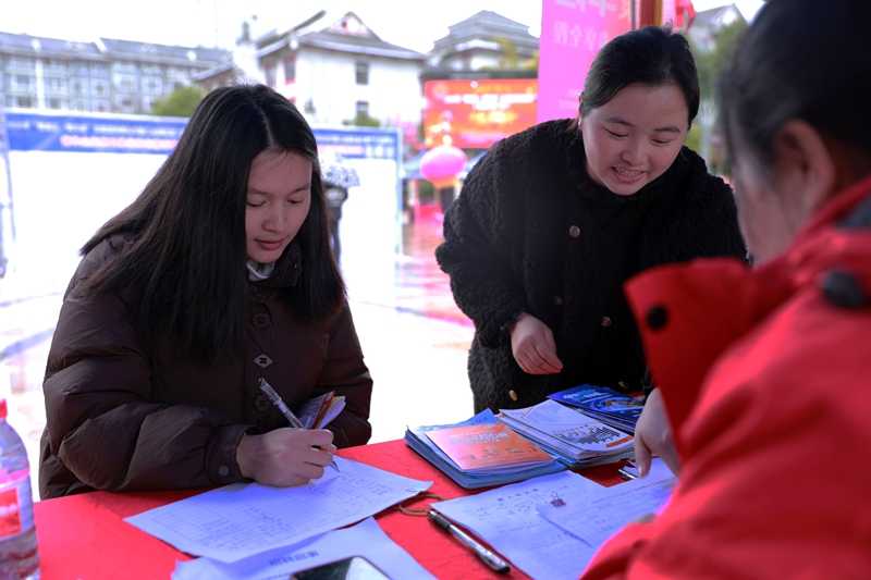 求職者在登記個人信息。張美 攝 (1).JPG