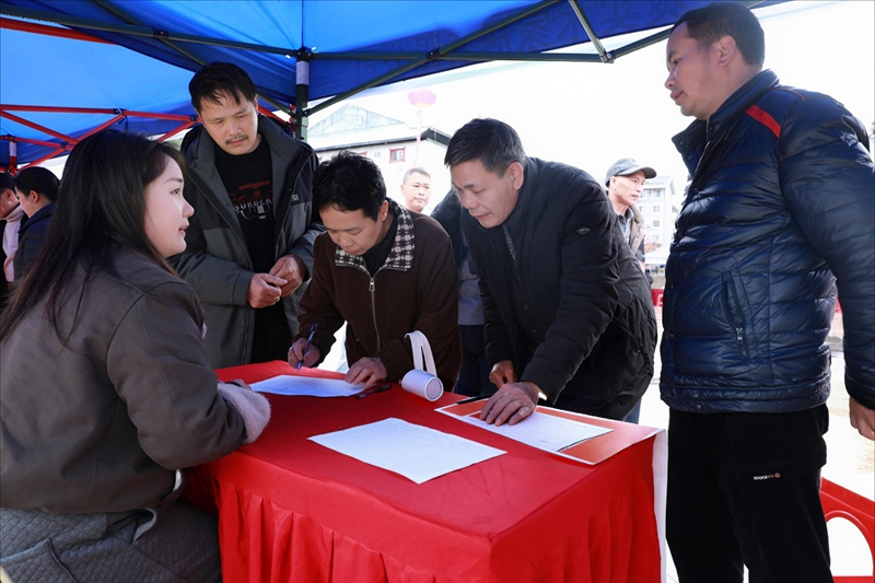 求職者在登記個人信息。張美 攝 