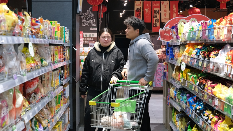 購物的年輕人。伍會芳 攝.JPG