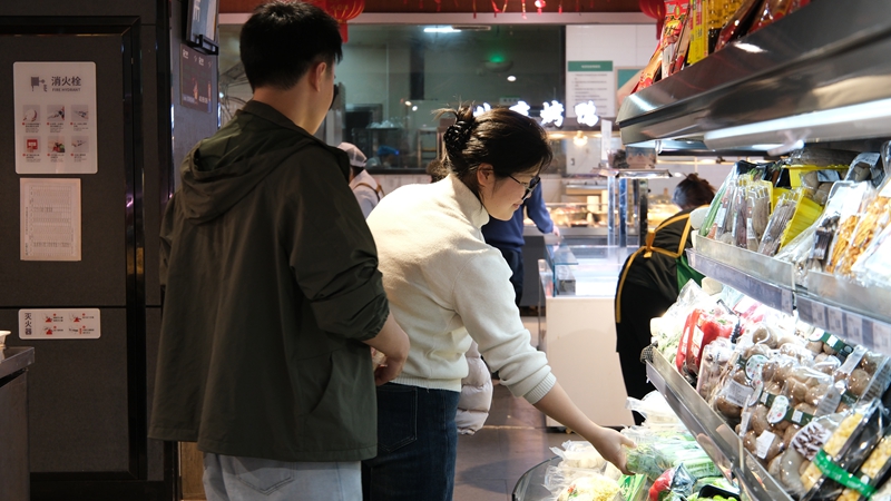 買東西。 伍會芳 攝.JPG