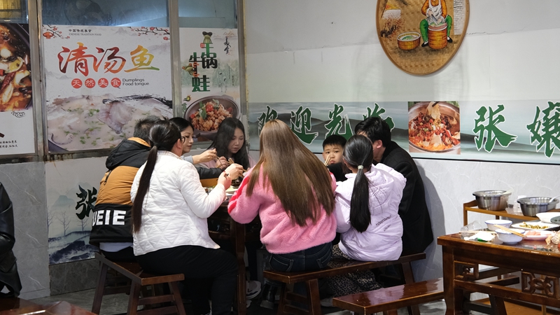 吃魚的顧客。 伍會芳 攝.JPG