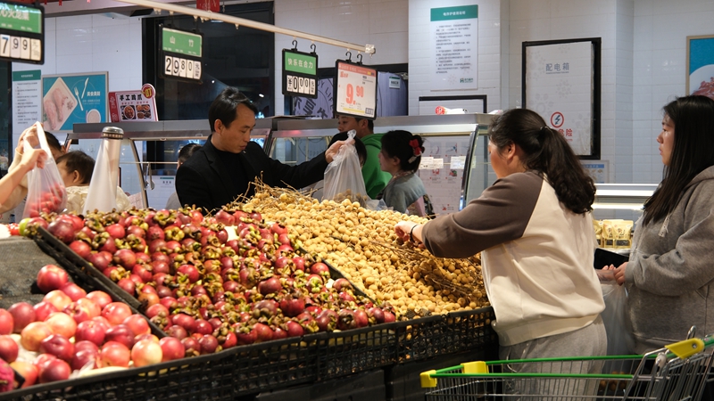 買水果。 伍會芳 攝.JPG