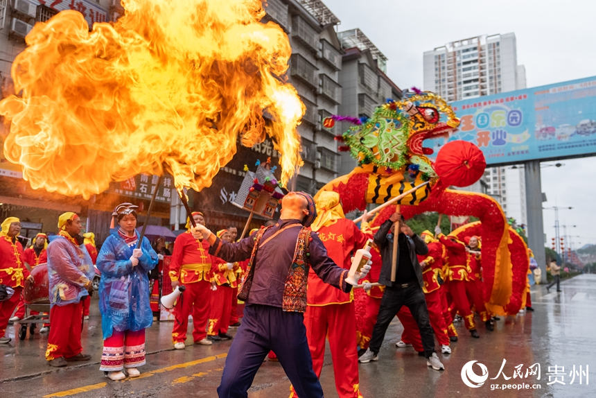 石阡縣仡佬毛龍節毛龍巡游現場。人民網記者 涂敏攝