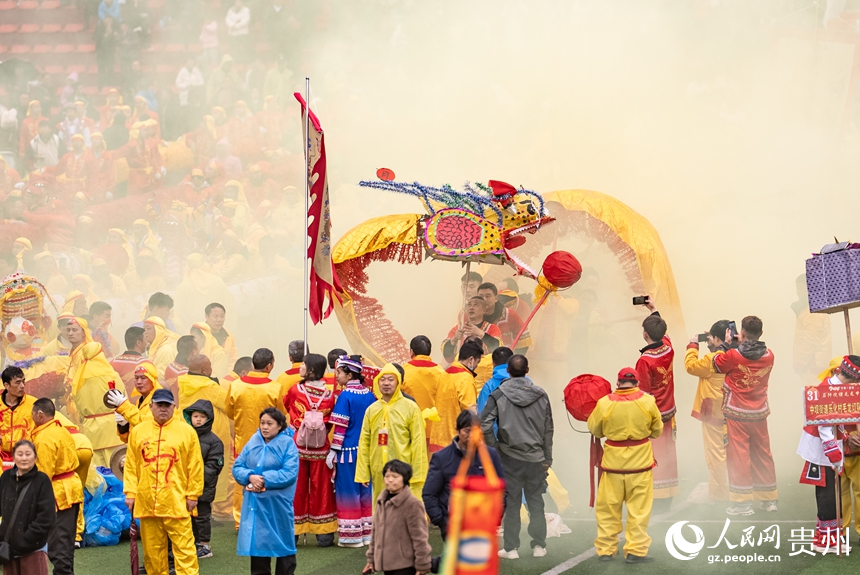 石阡縣仡佬毛龍節(jié)現(xiàn)場進行的舞龍大賽。人民網(wǎng)記者 涂敏攝