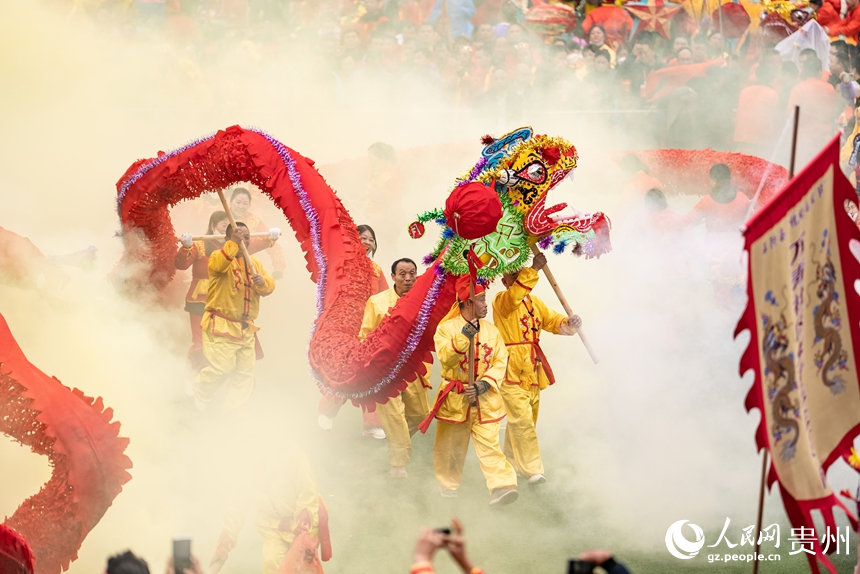 石阡縣仡佬毛龍節(jié)現(xiàn)場(chǎng)進(jìn)行的舞龍大賽。人民網(wǎng)記者 涂敏攝