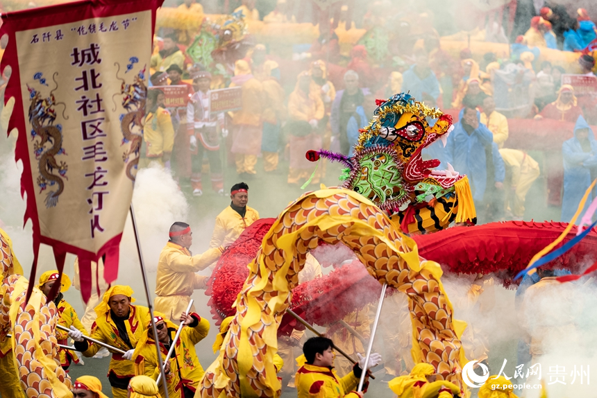 石阡縣仡佬毛龍節現場進行的舞龍大賽。人民網記者 涂敏攝