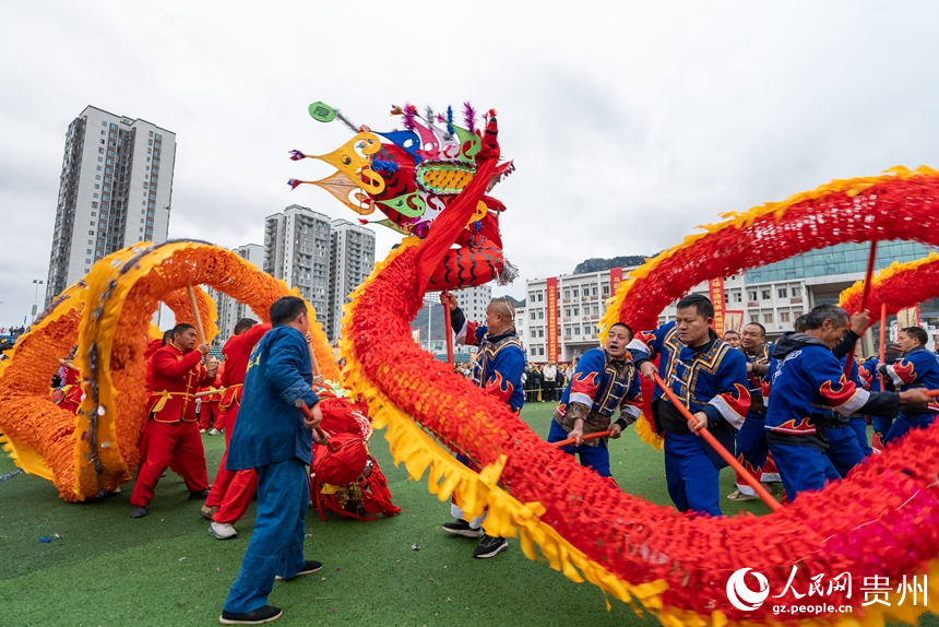 石阡縣仡佬毛龍節現場進行的舞龍大賽。人民網記者 涂敏攝