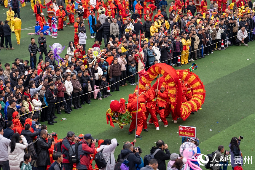 石阡縣仡佬毛龍節(jié)現(xiàn)場(chǎng)。人民網(wǎng)記者 涂敏攝