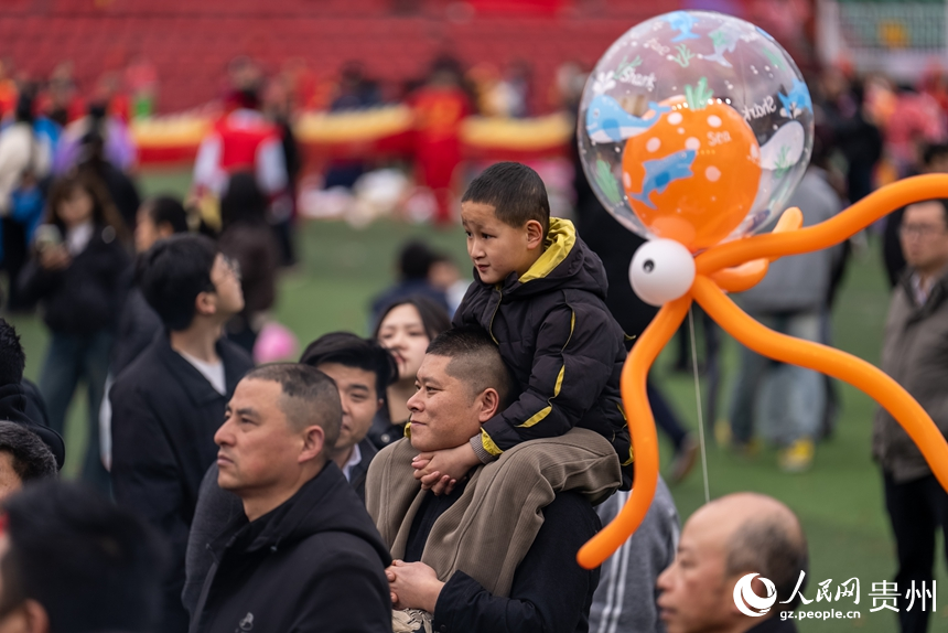 現(xiàn)場觀眾觀看仡佬毛龍節(jié)舞龍大賽。人民網(wǎng)記者 涂敏攝