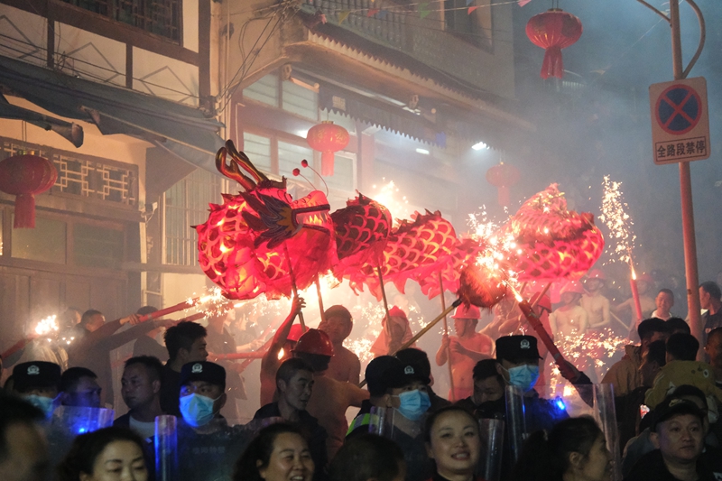 紅色龍。 伍會芳 攝.JPG