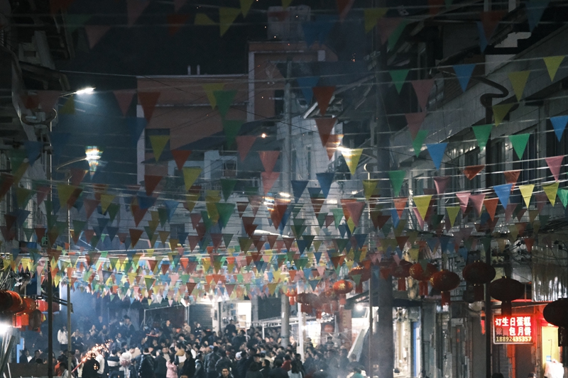 人潮 。伍會芳 攝.JPG