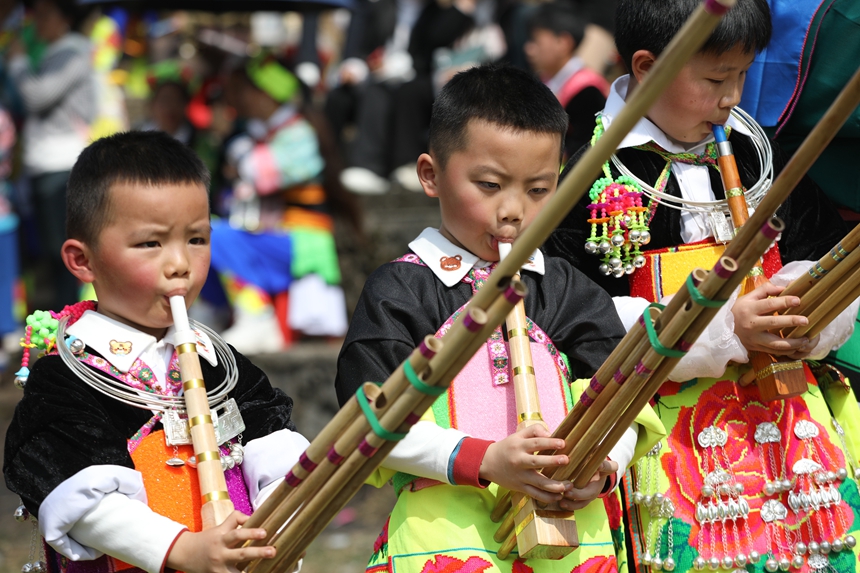 跳月場中的苗族萌娃。