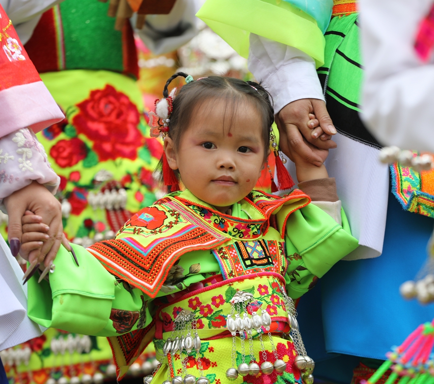 跳月場中的苗族萌娃。