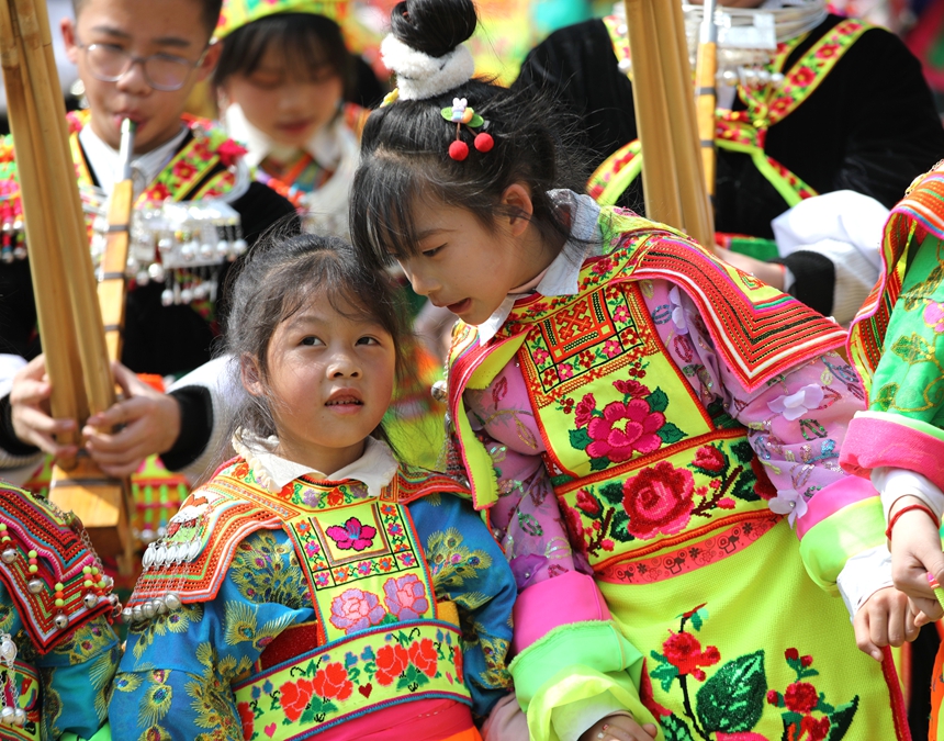 跳月場中的苗族萌娃。