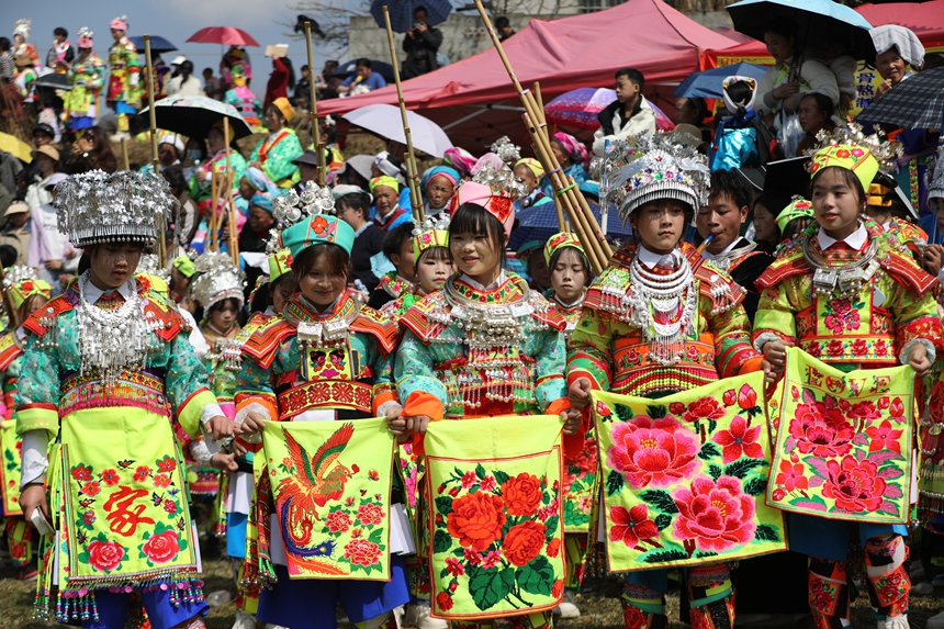 苗族少女身著盛裝在“跳月”。