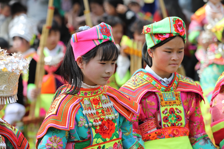 苗族少女身著盛裝在“跳月”。