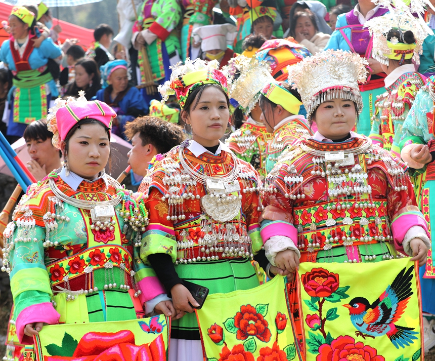 苗族少女身著盛裝在“跳月”。