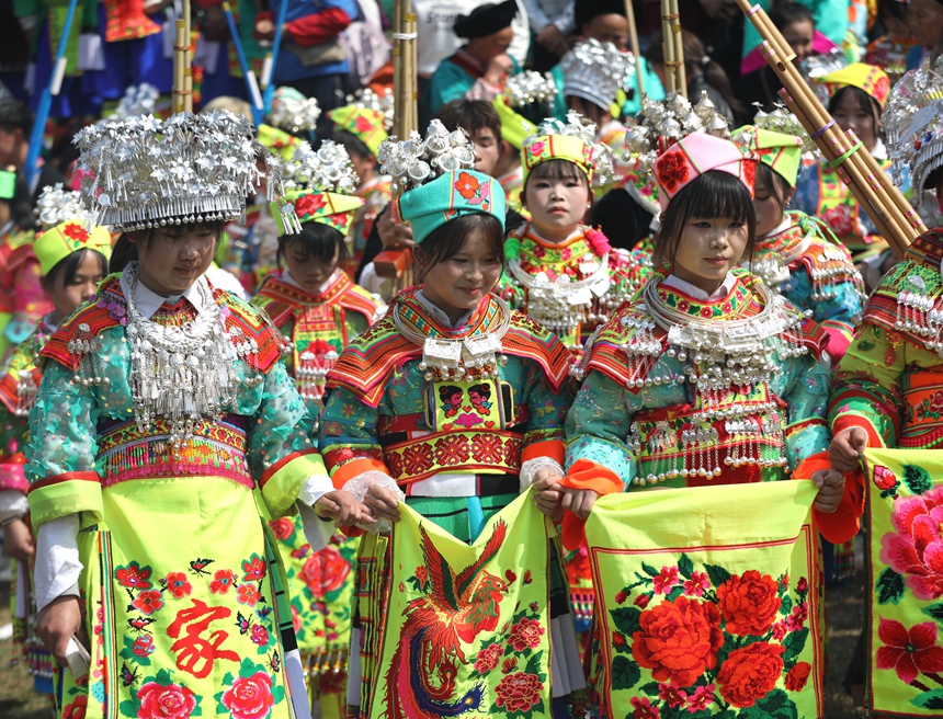 苗族少女身著盛裝在“跳月”。