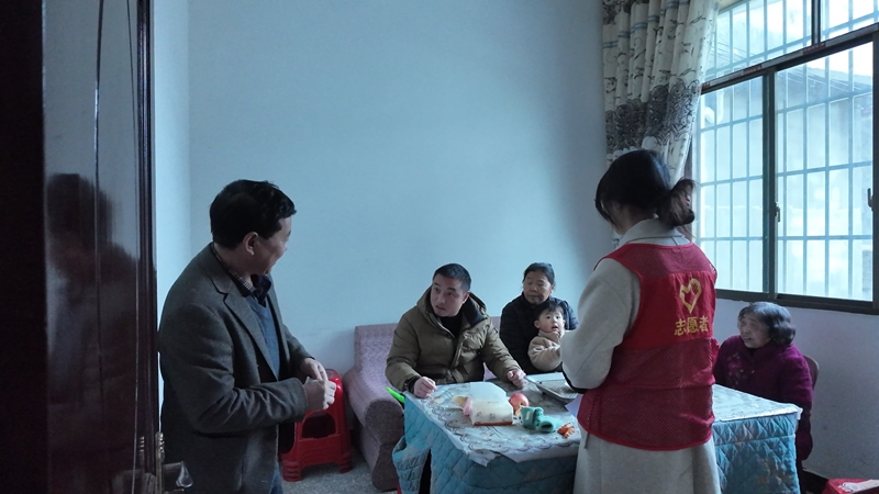 松桃麻兔村開展新春佳節(jié)愛心包發(fā)放活動(dòng)。