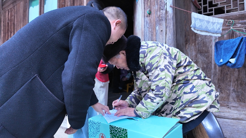 松桃麻兔村開展新春佳節(jié)愛心包發(fā)放活動(dòng)。