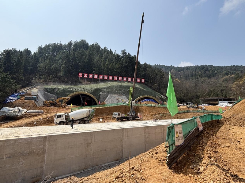 貴陽環(huán)高擴(kuò)容項(xiàng)目土建2標(biāo)孟關(guān)隧道進(jìn)口。.jpg