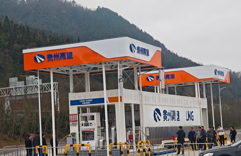 蒲場服務(wù)區(qū)“貴高速”品牌LNG站點(diǎn)開展驗(yàn)收工作。.jpg
