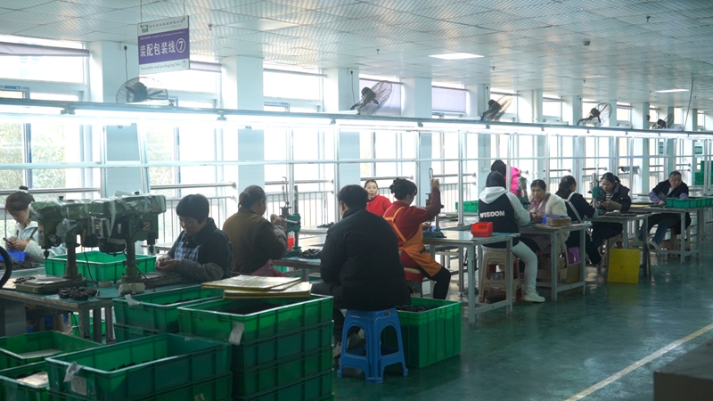 貴州盈利玩具有限公司忙碌的生產(chǎn)車間。 裴忠鈺 攝.jpg