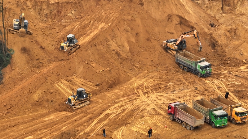 宏駿高能(貴州)智慧動力電池生產項目建設現場 胡鳳至 攝