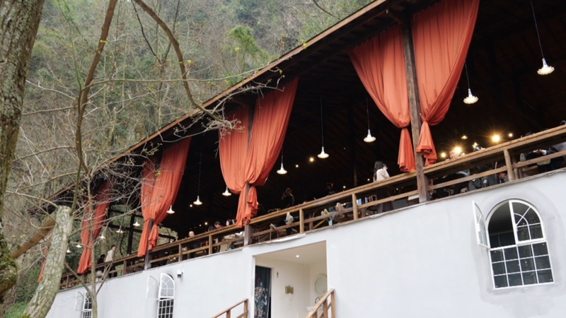 “咖啡+洞穴+瀑布”打造文旅新場景。