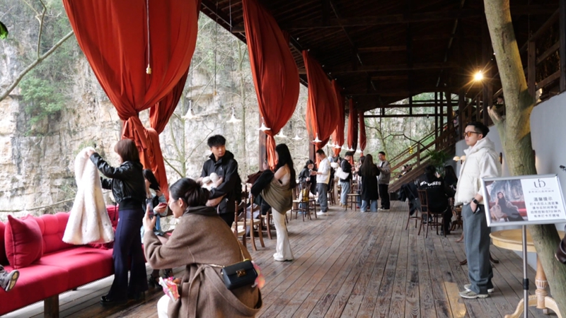“咖啡+洞穴+瀑布”打造文旅新場景。