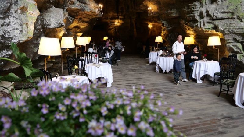 “咖啡+洞穴+瀑布”打造文旅新場景。