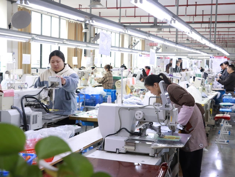 貴州銅仁:企業(yè)復工復產(chǎn) 全力沖刺一季度“開門紅”。