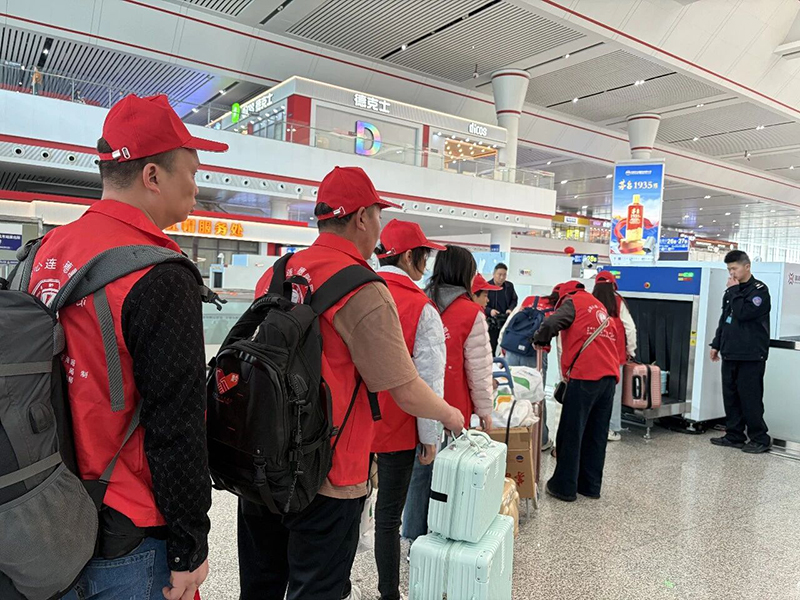 務工農民工通過專屬通道檢票進站。