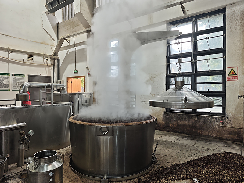 仁懷醬香酒莊生產(chǎn)車間。