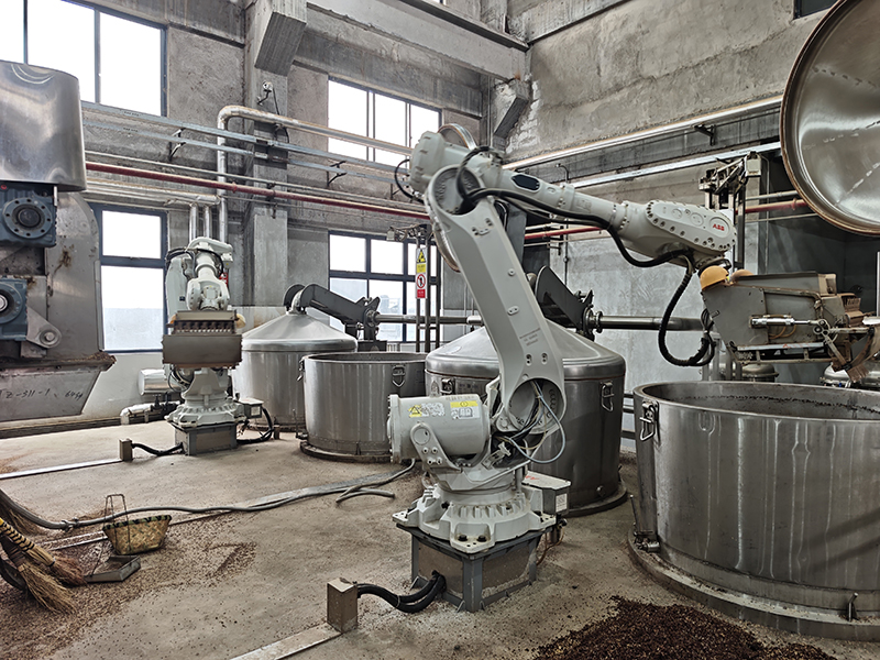 唐莊酒業(yè)生產(chǎn)車間機(jī)械設(shè)備高效運(yùn)轉(zhuǎn)。