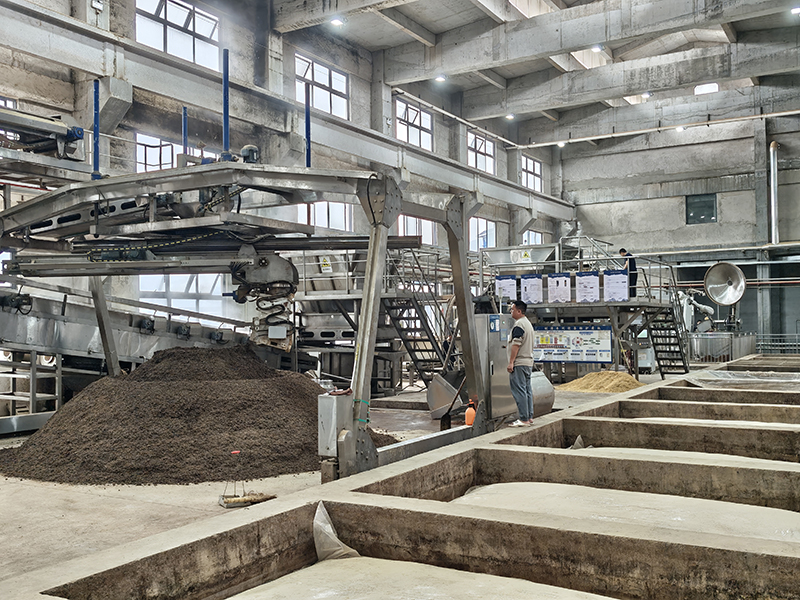 唐莊酒業(yè)生產(chǎn)車間機(jī)械設(shè)備高效運(yùn)轉(zhuǎn)。