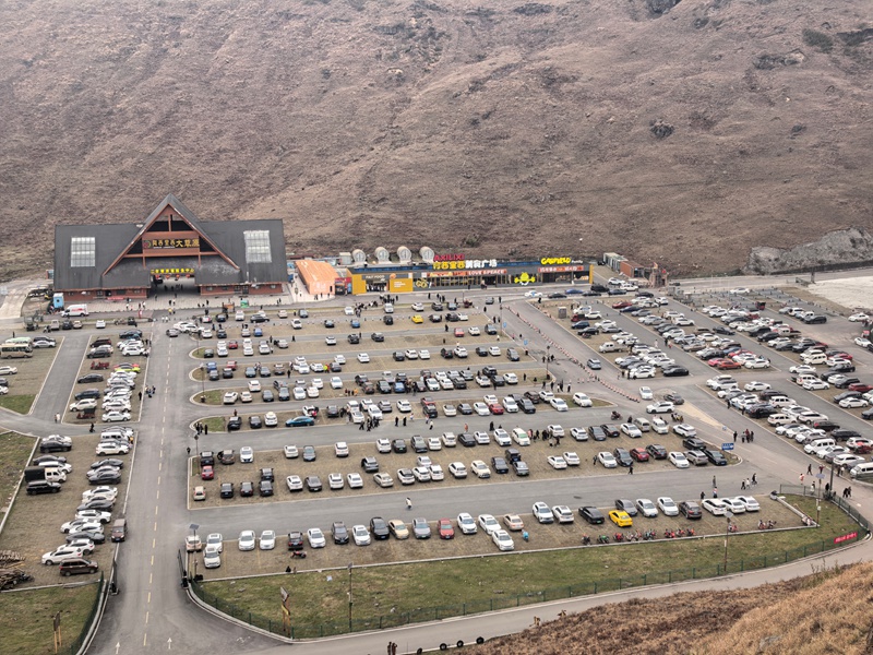 春節期間，阿西里西·二臺坡景區停車場停滿車輛  王帥 攝