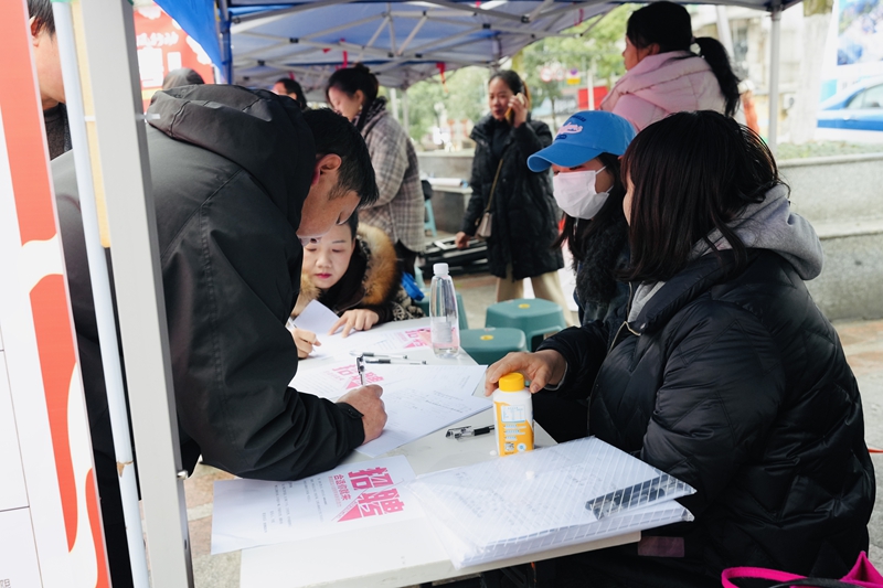 求職者與企業簽訂就業協議.。