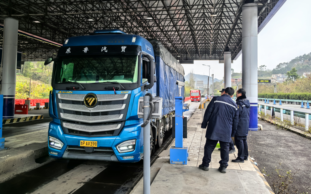 執法人員對過往車輛開展聯合檢查。