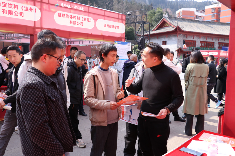 2026年“樂業七星·職引未來”外出務工人員春風送暖主題服務月活動招聘會現場,企業人事專員為求職者介紹用工情況。李金苗攝