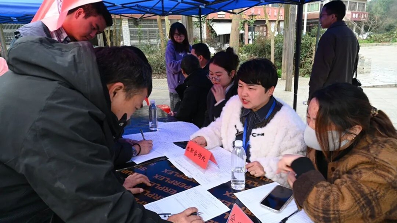 圖為：填寫求職表