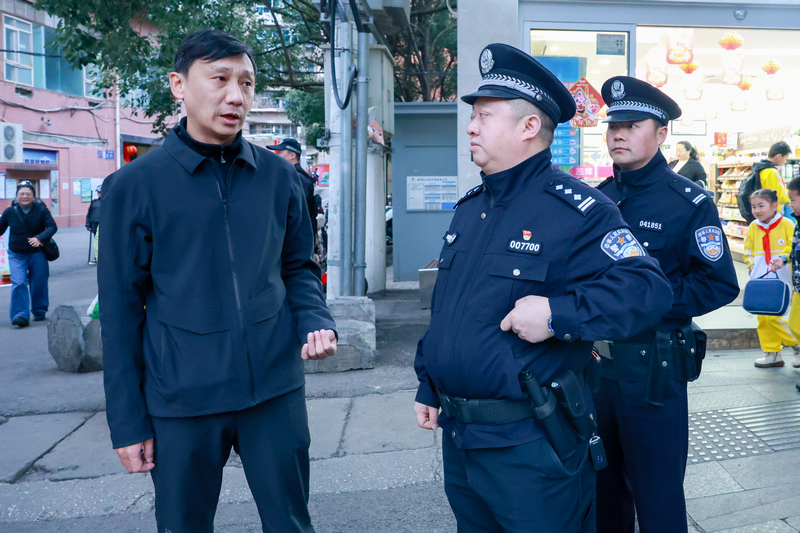 南明區人民政府副區長、南明公安分局黨委書記、局長陳曉路在南明小學檢查開學季工作情況。