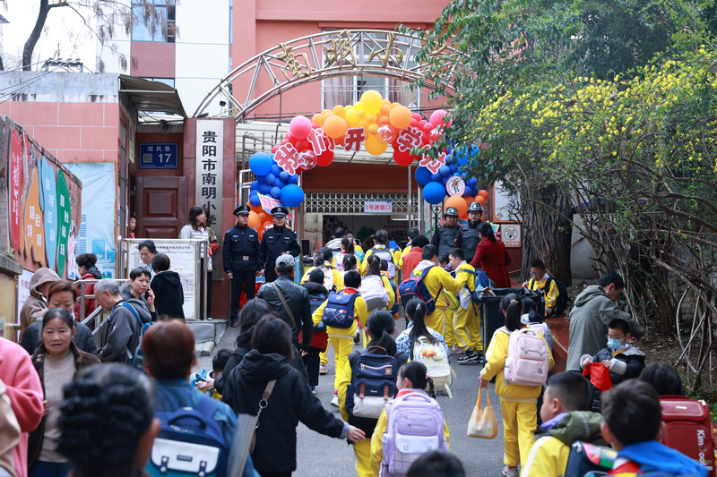 西湖路派出所民警在南明小學門口護學。