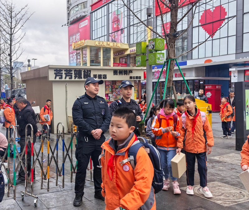 南明公安特巡警大隊在尚義路小學護學。