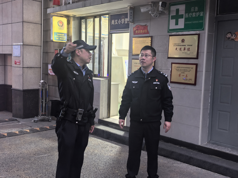 南明公安分局黨委委員、政工室主任杜汀在尚義路小學檢查開學安保工。