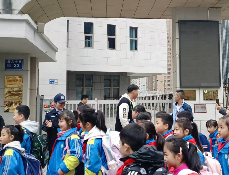 五里沖派出所民警王茜在花果園第二小學護學。